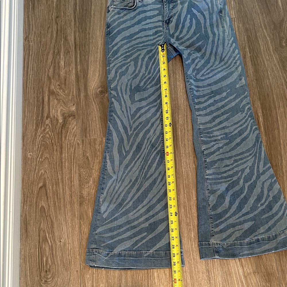 We The Free Low Tide Zebra Pattern Flare Jeans Sz 30 - Picture 9 of 10